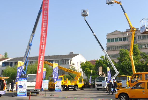 高空作业车亮相太湖之滨 ——记海伦哲参加中国市政工程协会城市照明专业委员会第十四届一次理事会  